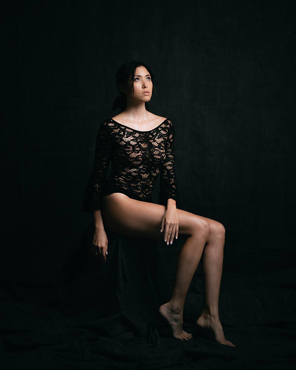 https://briandsmithphotography.com/static/3e8/img/blog/charleston-sc-boudoir-in-studio-with-a-lace-bodysuit/2002-charleston-studio-boudoir-dutch-lit-muslin-backdrop-bodysuit-00001_web.jpg