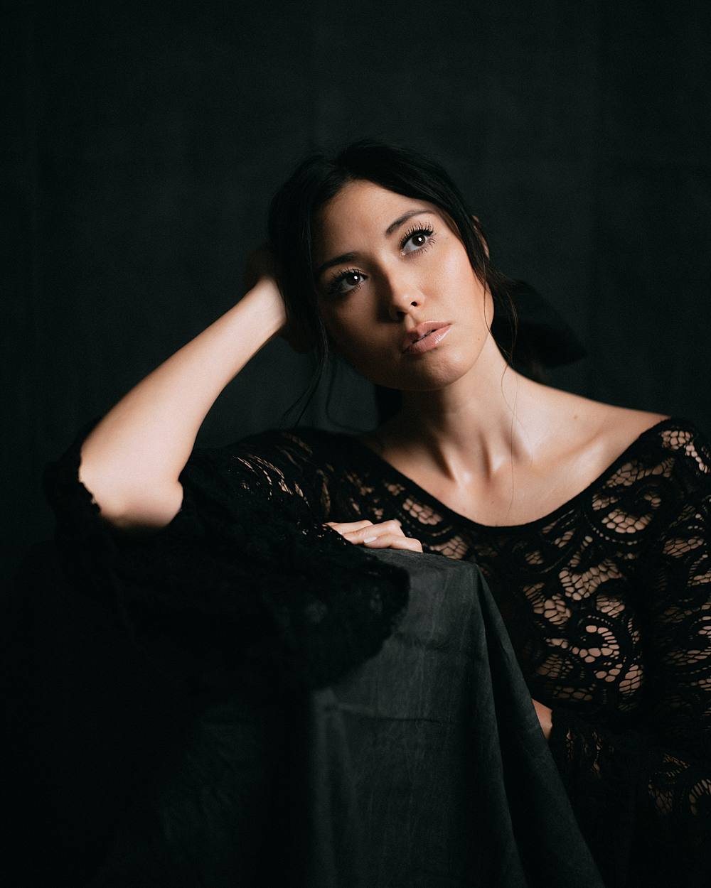 https://briandsmithphotography.com/static/3e8/img/blog/charleston-sc-boudoir-in-studio-with-a-lace-bodysuit/2002-charleston-studio-boudoir-dutch-lit-muslin-backdrop-bodysuit-00008_web.jpg