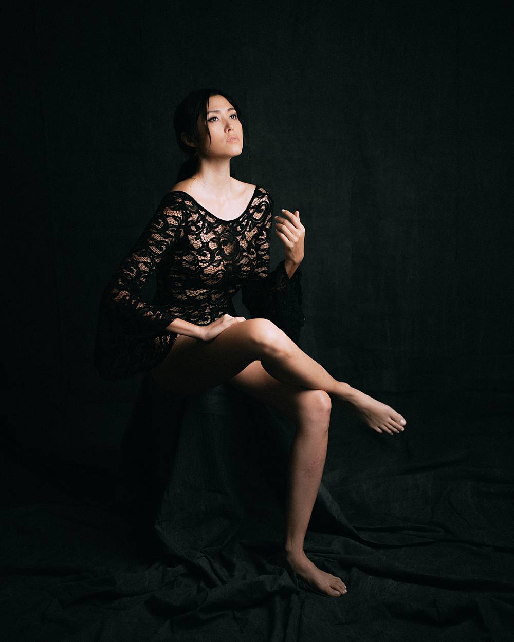 https://briandsmithphotography.com/static/3e8/img/blog/charleston-sc-boudoir-in-studio-with-a-lace-bodysuit/2002-charleston-studio-boudoir-dutch-lit-muslin-backdrop-bodysuit-00012_web.jpg