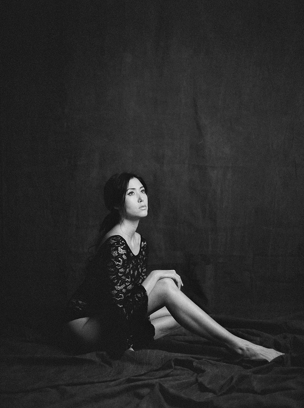 https://briandsmithphotography.com/static/3e8/img/blog/charleston-sc-boudoir-in-studio-with-a-lace-bodysuit/2002-christie-trainer-studio-sixty-reid-boudoir-black-and-white-delta-3200-film-portrait-00001_web.jpg