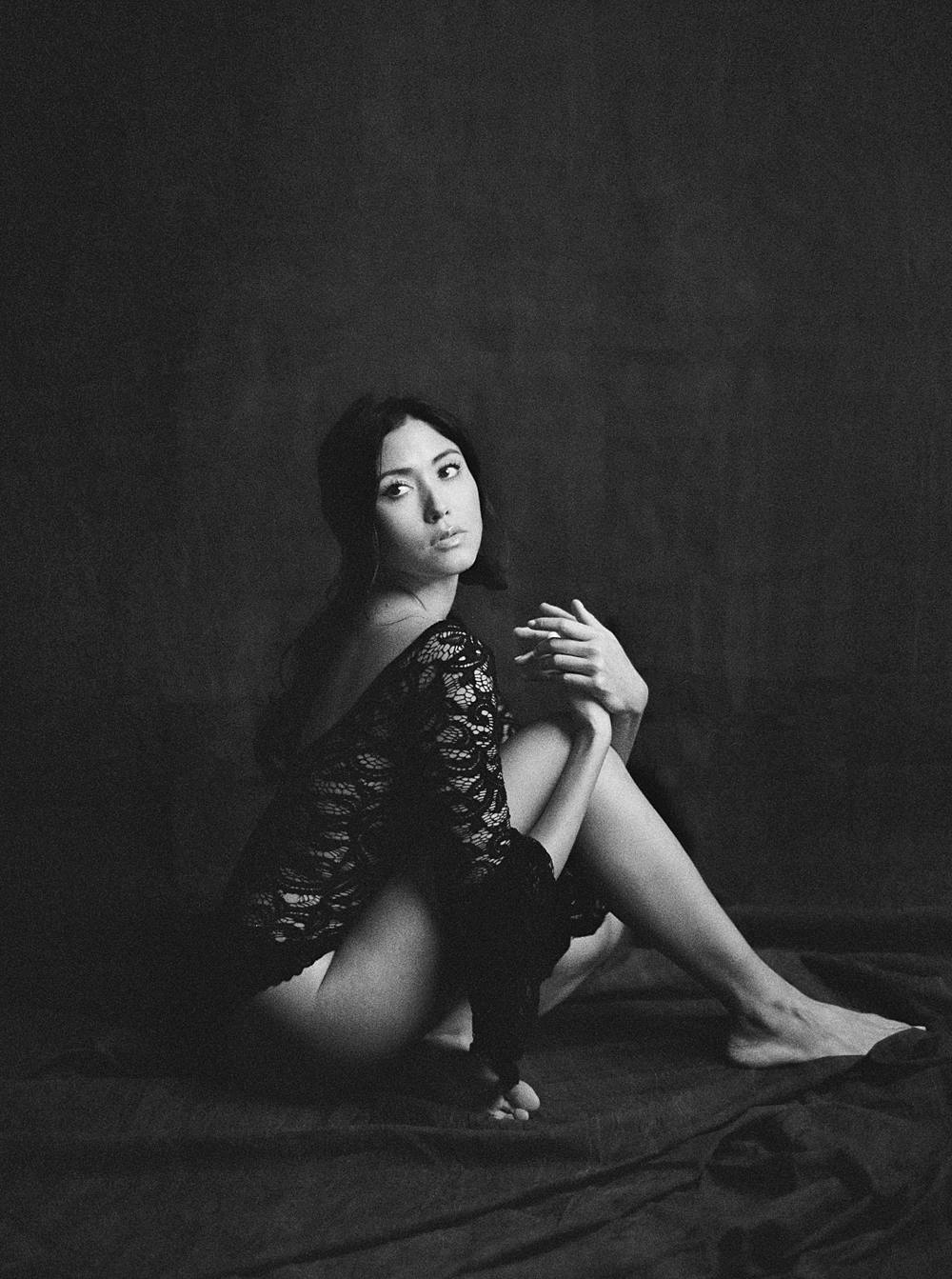 https://briandsmithphotography.com/static/3e8/img/blog/charleston-sc-boudoir-in-studio-with-a-lace-bodysuit/2002-christie-trainer-studio-sixty-reid-boudoir-black-and-white-delta-3200-film-portrait-00009_web.jpg