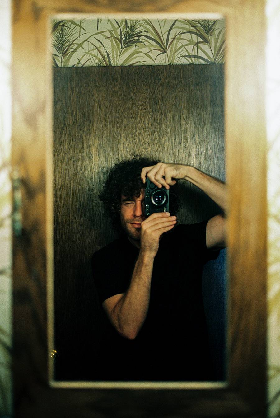 contax-g2-35mm-rangefinder-selfie-kodak-portra-800-black