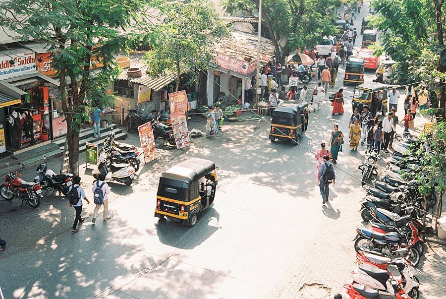 india streets maharashta film kodak gold 200 contax g2