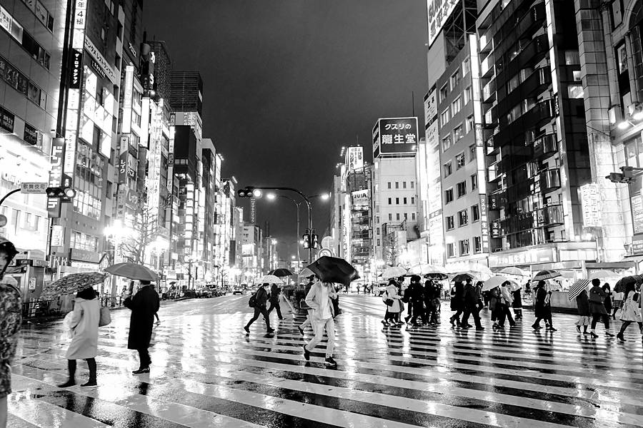 tokyo crosswalk city black and white night japan